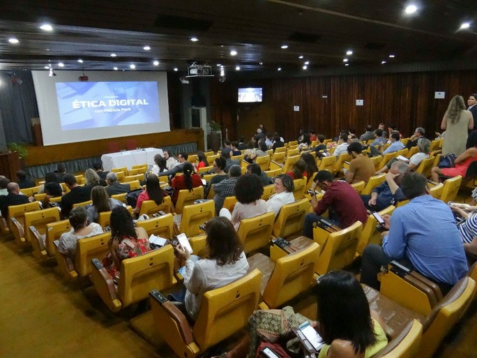 foto palestra digital oito.jpg