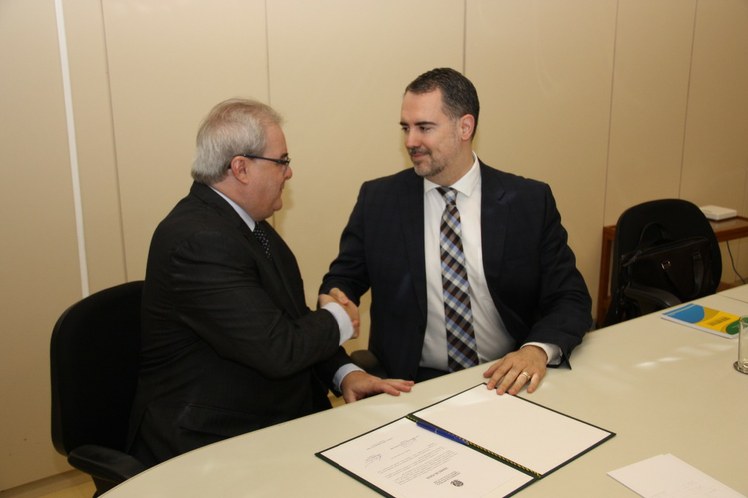 FOTO POSSE ANDRE TAVARES - DR. NAVARRO CUMPRIMENTA ANDRÉ.jpg