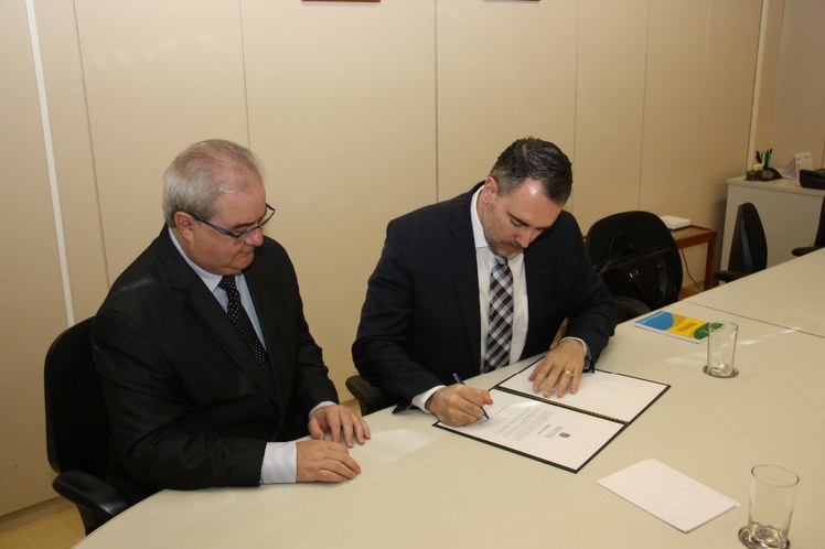 FOTO POSSE ANDRÉ TAVARES - LUIZ NAVARRO E ANDRÉ TAVARES - UM.jpg
