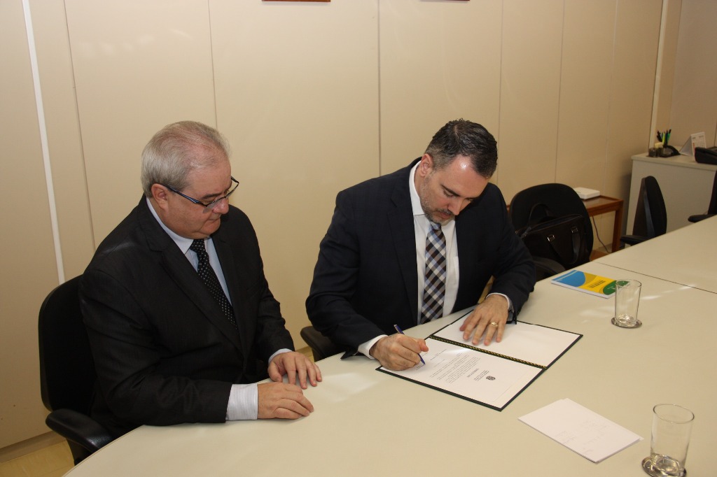 FOTO POSSE ANDRÉ TAVARES - LUIZ NAVARRO E ANDRÉ TAVARES - UM.jpg