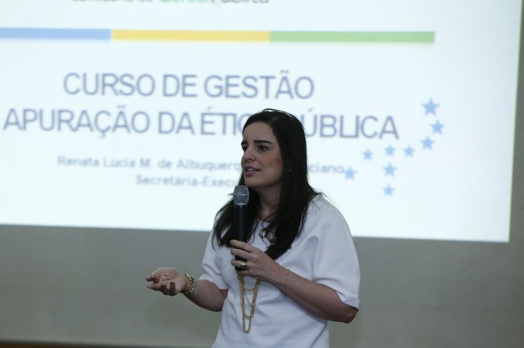 5 Renata Lúcia Medeiros de Albuquerque Emerenciano - Secretária-Executiva CEP.JPG