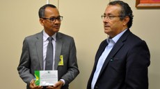 Conselheiro Marcello Alencar entrega placa de homenagem ao prof. Raimundo Nonato.